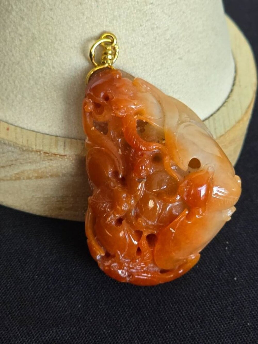 18k Carved Genuine Agate Pendant